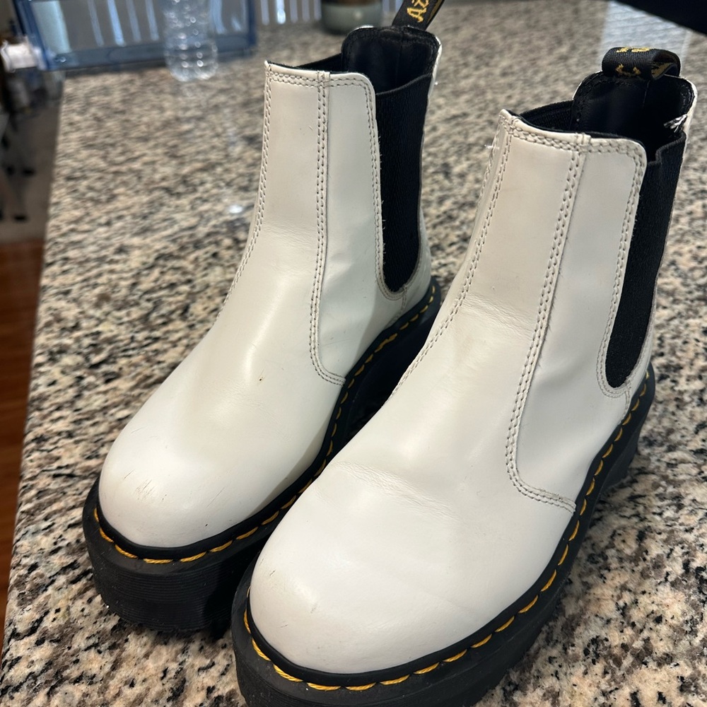 Dr. Martens 2976 Platform Chelsea Boot